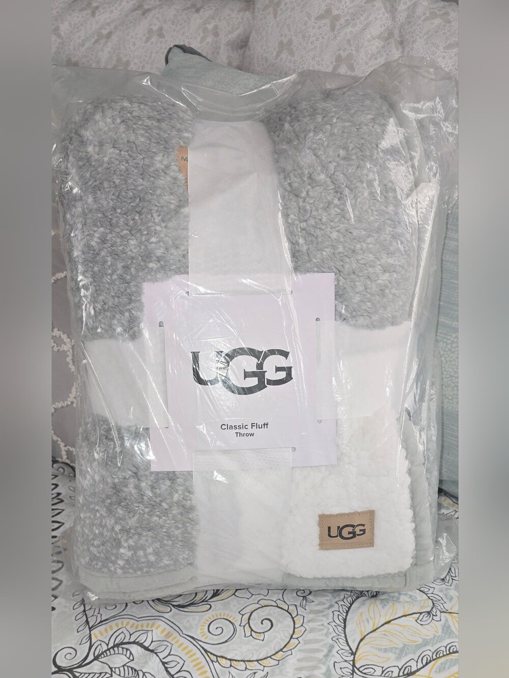 UGG CLASSIC FLUFF THROW